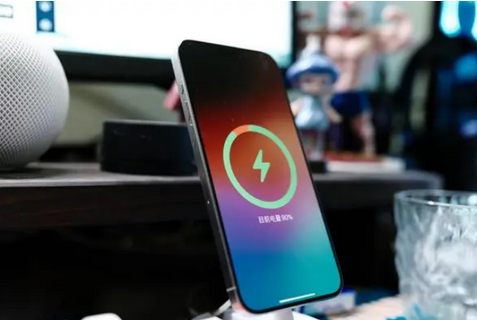 曲阳苹果15换屏服务分享用什么充电器给iPhone15充电更好 